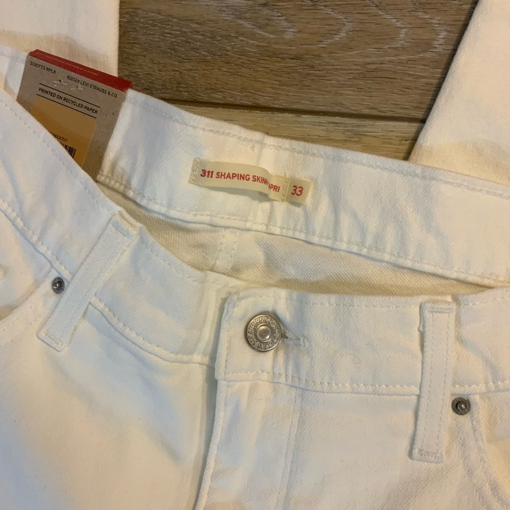 Levi's White Skinny Capri Jeans. Multiple sizes and colors ailable. - Picture 3 of 4